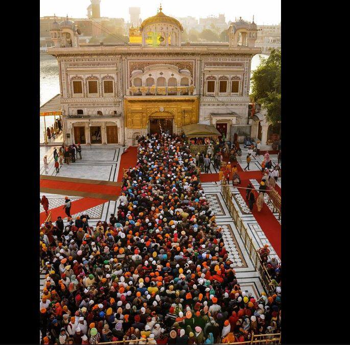 वहीं, दूसरे तस्वीर में श्रद्धालुओं को मंदिर में दर्शन के लिए जाते देखा जा सकता है. तस्वीर: पीटीआई