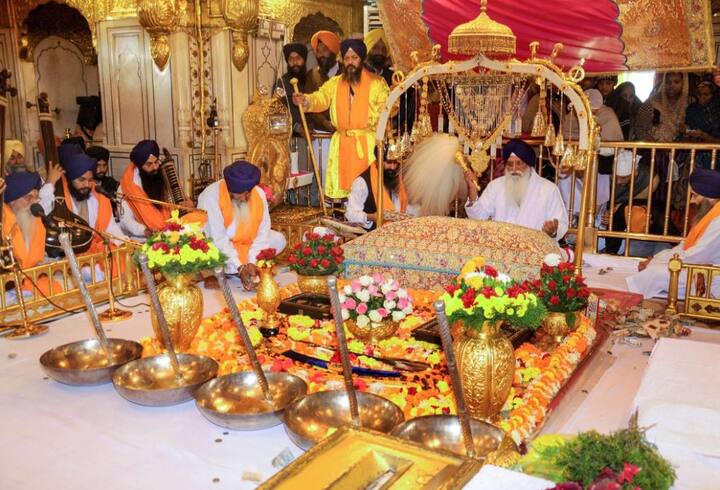 गुरु नानक देव जी का जन्म 15 अप्रैल 1469 को कार्तिक पूर्णिमा के दिन हुआ था. नानक जी का जन्म रावी नदी के किनार स्थित तलवंडी नामक गांव खत्रीकुल में हुआ था. तलवंडी का नाम आगे चलकर नानक के नाम पर ननकाना पड़ गया. तस्वीर: पीटीआई