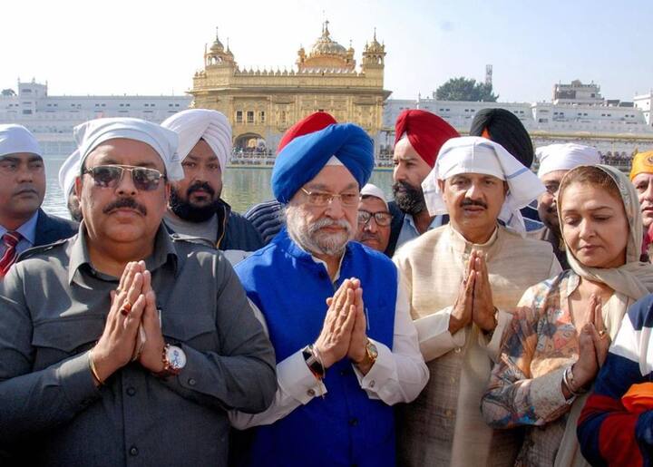 वहीं, केंद्रीय मंत्री महेश शर्मा और हरदीप सिंह पुरी भी इस अवसर पर गोल्डन टेंपल में दर्शन के लिए पहुंचे थे. तस्वीर: एएनआई 