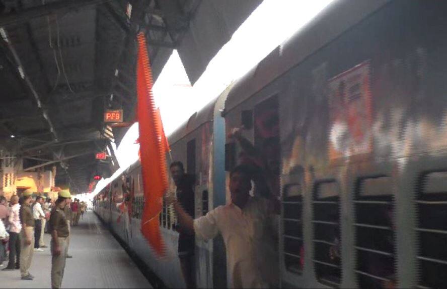 25 नवंबर के लिए अयोध्या में शिवसैनिकों का जमावड़ा, प्रयागराज स्टेशन पर की नारेबाजी Shivsainik gathering in Ayodhya for 25th November 25 नवंबर के लिए अयोध्या में शिवसैनिकों का जमावड़ा, प्रयागराज स्टेशन पर की नारेबाजी