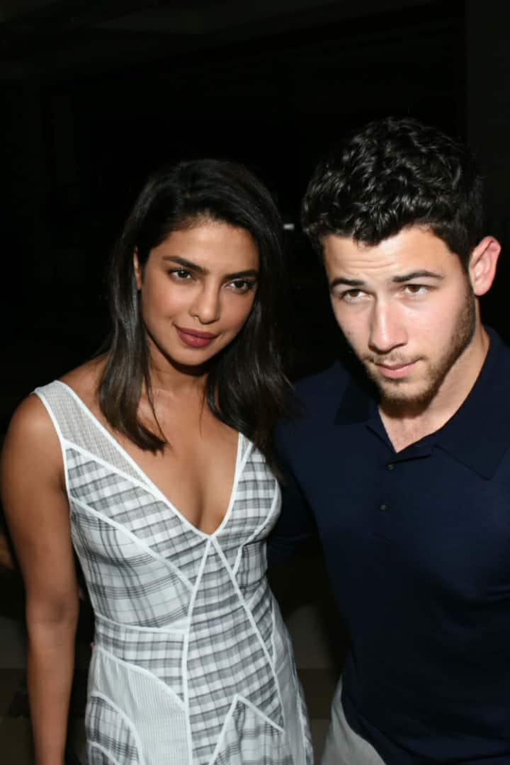 बॉलीवुड में शादियों का सीजन चल रहा है. दीपिका और रणवीर के बाद अब प्रियंका चोपड़ा और निक जोनास 2 दिसंबर को शादी रचाने जा रहे हैं. इसी साल अगस्त में इन दोनों सितारों की रोका सेरेमनी का आयोजन किया गया. शादी से पहले आपको दिखा रहे हैं तस्वीरें...