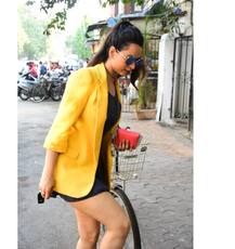 मुंबई में एक्ट्रेस सौंदर्य शर्मा हुईं स्पॉट, देखें तस्वीरें