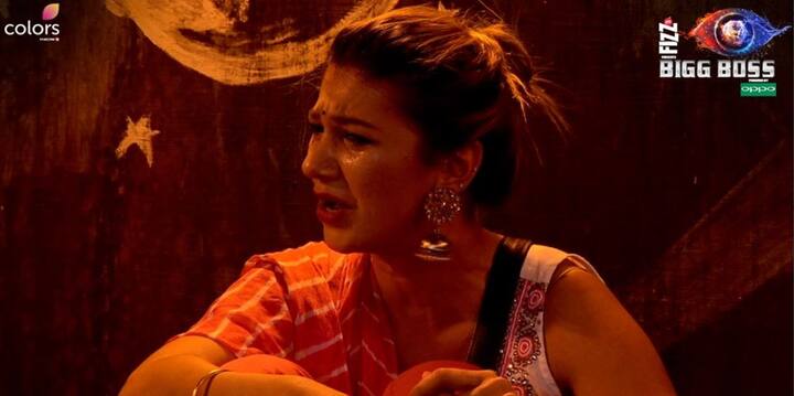 सुरभि ने जसलीन को ड्रामेबाज और फुटेज खाने वाली बता कर नॉमिनेट कर दिया. उनके ऐसा करने से जसलीन काफी मायूस हो गईं. सुरभि का जसलीन के लिए ऐसे करने में यह मंशा थी कि वह अपने दोस्त रोहित और दीपक को कालकोठरी में जाने से बचा सकें. जसलीन काल कोठरी की सजा पाने के बाद फूट-फूट कर रोती भी नजर आईं.