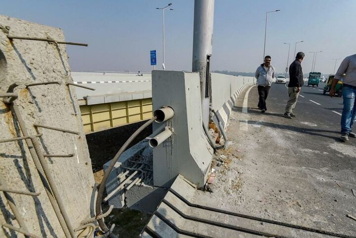 Biker killed on Delhi's Signature Bridge again today सिग्नेचर ब्रिज पर फिर हादसा, बाइक सवार की डिवाइडर से टकराने से मौत, कल भी गई थी दो जानें