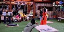 Bigg Boss 12 Day 68: जसलीन को चुकानी पड़ी सुरभि से दुश्मनी की कीमत, सुरभि ने दी कालकोठरी की सजा