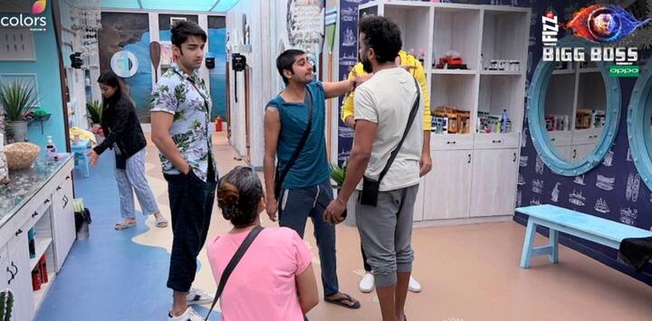 जिस कंटेस्टेंट के नाम के आगे रखा हुए घड़ा छेद के माध्यम से ओवरफ्लो होने लगेगा उसे कालकोठरी की सजा दी जाएगी. कैप्टन होने के नाते सुरभि को घड़े में पानी भरने के लिए तीन बार मौका दिया गया और बाकी के घरवाले एक एक बार घड़े में पानी भरते नजर आए.