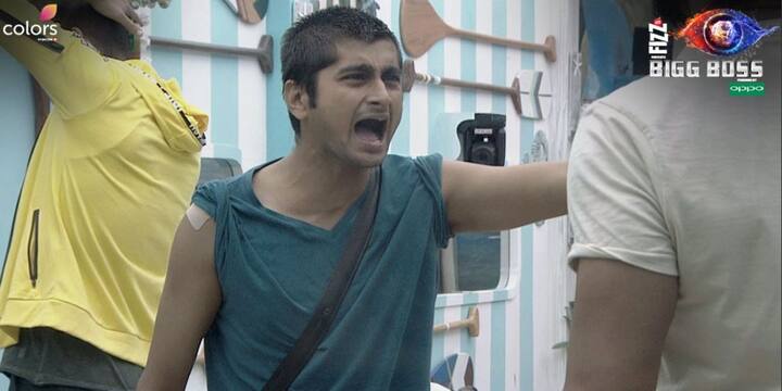 घरवालों ने दीपिका, मेघा और जसलीन को कालकोठरी की सजा सुनाई थी, मगर बिग बॉस ने ट्विस्ट लाते हुए घरवालों के फैसले में बदलाव कर दिया. चूंकि रोहित ने फिज चुराई थी, जिसकी सजा सुनाते हुए बिग बॉस ने रोहित को कालकोठरी भेज दिया. रोहित के बदले सुरभि को किसी एक कंटेस्टेंट को सेव करना था. सुरभि ने दीपिका नाम लिया और वह कालकोठरी की सजा से बच गईं.