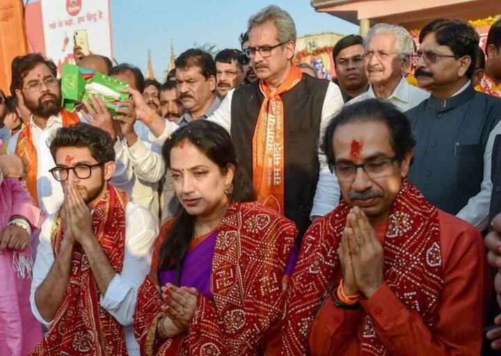 परिवार के साथ अयोध्या पहुंचे शिवसेना प्रमुख उद्धव ठाकरे, साधु संतों से मुलाकात की और फिर शाम को सरयू नदी पर आरती करने के लिए पहुंचे. इसके लिए सुरक्षा इंतजाम के बंदोबस्त भी किए गए हैं. 