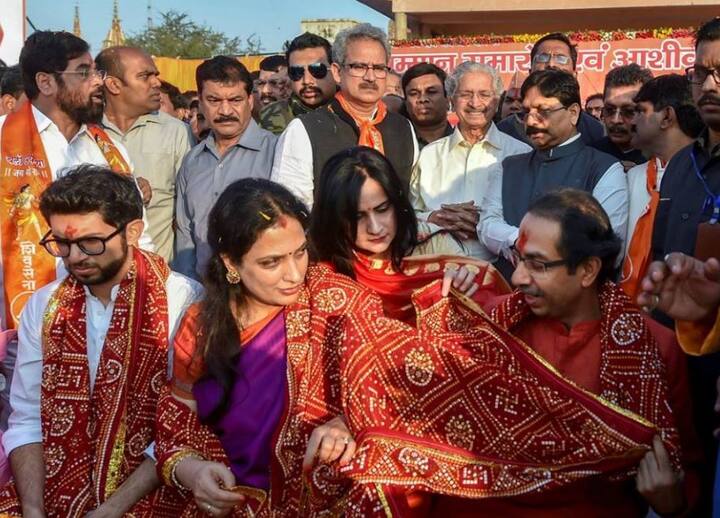  वहीं, आज सुबह फैजाबाद हवाई पट्टी पर उद्धव ठाकरे का स्वागत करने शिवसेना नेता और कार्यकर्ता पहुंचे थे. हवाई पट्टी के रास्ते को फूलों से सजाया गया था. शिवसेना मुखिया कड़ी पुलिस सुरक्षा व्यवस्था के बीच उद्धव ठाकरे अपने परिवार के साथ पहली बार अयोध्या आए हैं. 