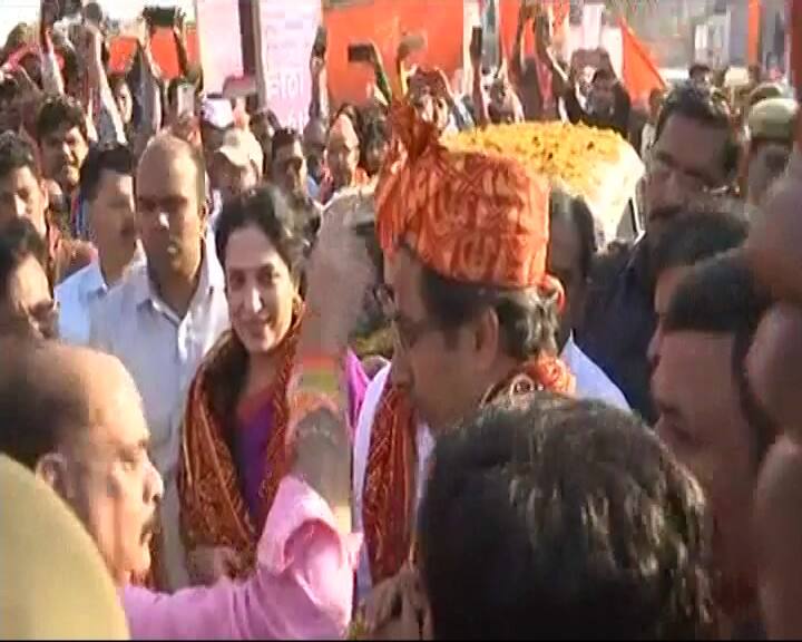 शिवसेना प्रमुख उद्धव ठाकरे बेटे आदित्य और पत्नी लक्ष्मी और पार्टी कार्यकर्ताओं के साथ लक्ष्मण किला पहुंच गए हैं जहां उनका तिलक लगाकर स्वागत किया गया. फिर उन्होंने जनता को संबोधित करते हुए कहा, 