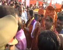 परिवार संग अयोध्या पहुंचे शिवसेना प्रमुख उद्धव ठाकरे