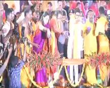 शिवसेना प्रमुख ने बेटे और पत्नी के साथ सरयू नदी की आरती की, यहां देखें खास तस्वीरें
