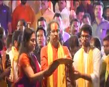शिवसेना प्रमुख ने बेटे और पत्नी के साथ सरयू नदी की आरती की, यहां देखें खास तस्वीरें