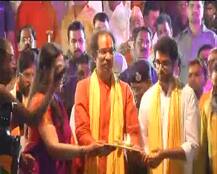 शिवसेना प्रमुख ने बेटे और पत्नी के साथ सरयू नदी की आरती की, यहां देखें खास तस्वीरें