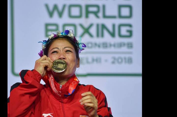 मैरी विश्व चैम्पियनशिप (महिला, पुरुष) में सबसे अधिक पदक भी जीतने वाली खिलाड़ी बन गई हैं. मैरी कॉम छह स्वर्ण और एक रजत जीत कर क्यूबा के फेलिक्स सेवोन (91 किलोग्राम वर्ग) की बराबरी की. फेलिक्स ने साल 1986 से 1999 के बीच छह स्वर्ण और एक रजत पदक जीता था. तस्वीर: पीटीआई