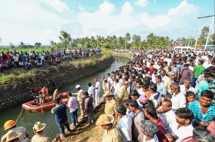 प्रत्यक्षदर्शियों के मुताबिक, तेज रफ्तार बस पांडवपुरा से मांड्या की ओर जा रही थी कि तभी चालक का बस पर से अचानक नियंत्रण खो गया और बस पुल के मोड़ पर से 20 फीट गहरी नहर में जा गिरी. दुर्घटना से राजमार्ग पर यातायात बाधित हुआ और नहर में गिरी बस को देखने के लिए घटनास्थल पर पहुंची सैकड़ों की तादाद में भीड़ के कारण बचाव कार्य प्रभावित हुआ. तस्वीर: पीटीआई