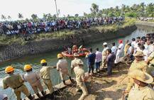 कर्नाटक: मांडया में भीषण दुर्घटना, तेज रफ्तार बस नहर में गिरी, हादसे में 30 लोगों की मौत