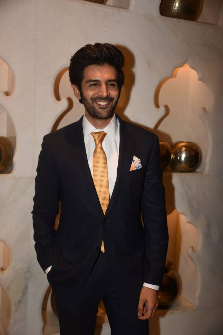 अभिनेता कार्तिक आर्यन भी इस समारोह में पहुंचे.