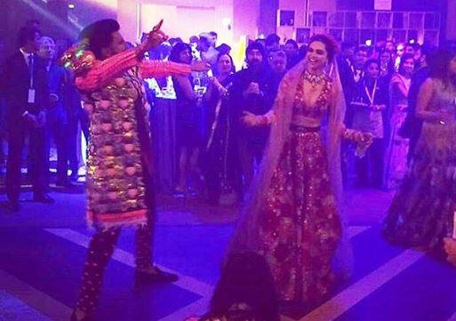 Ranveer Singh Deepika Padukone Inside dancing photos Wedding Party hosted by deepveer sister ritika bhavnani पार्टी में दीपिका से बोले रणवीर 'तुझको मिर्ची लगी तो मैं क्या करूं', डांस वीडियो हो रहा वायरल