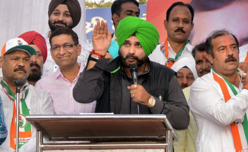 करतारपुर कॉरिडोर: पाकिस्तान जाने पर CM अमरिंदर सिंह की ना, उनके मंत्री नवजोत सिंह सिद्धू की हां Kartarpur Corridor: Punjab CM Capt Amarinder Singh has declined Pakistan invitation, Navjot Sidhu To Visit करतारपुर कॉरिडोर: पाकिस्तान जाने पर CM अमरिंदर सिंह की ना, उनके मंत्री नवजोत सिंह सिद्धू की हां