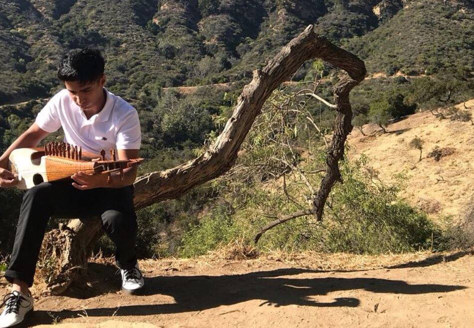 'रबाब' बजाकर चर्चा में आए 19 साल के सुफियान मलिक 19 year old Sufiyan Malik in limelight through plays the rabab 'रबाब' बजाकर चर्चा में आए 19 साल के सुफियान मलिक