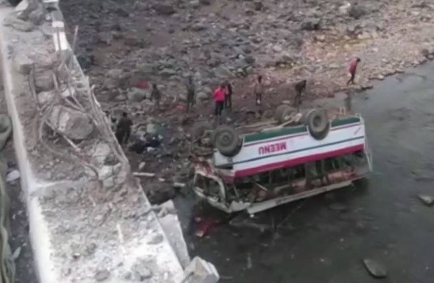 हिमाचल प्रदेश में बस नदी में गिरी, नौ लोगों की मौत, 51 घायल Nine persons died after a private bus fell in a gorge in Sirmaur of Himachal Pradesh हिमाचल प्रदेश में बस नदी में गिरी, नौ लोगों की मौत, 51 घायल