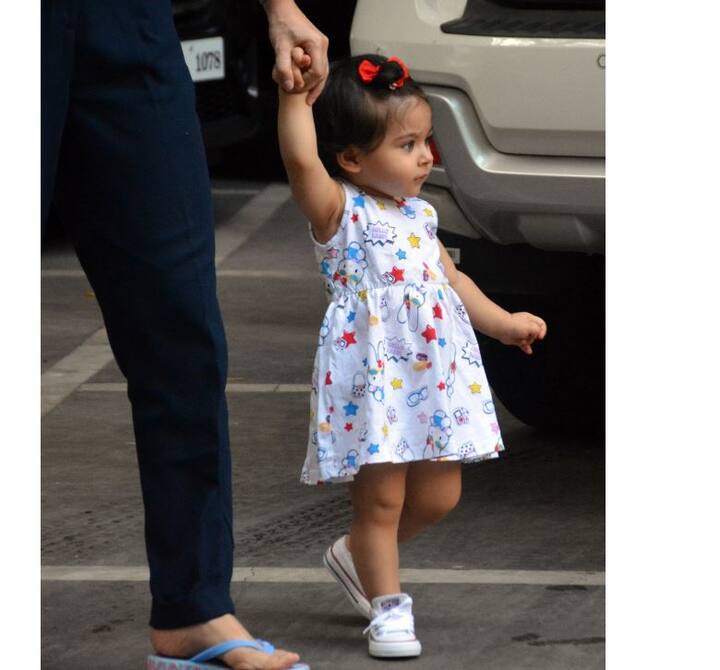 तस्वीर में इनाया अपनी मां का हाथ पकड़कर जाती हुई दिखाई दे रही हैं. तस्वीर: फोटोकॉर्प