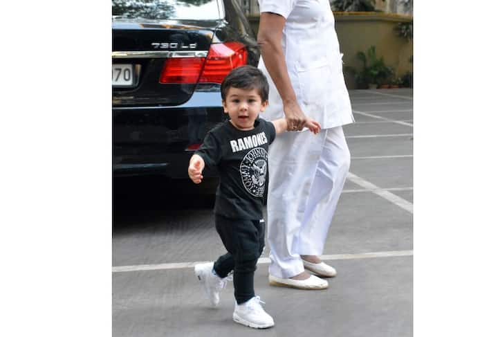 तैमूर मीडिया फ्रेंडली हैं जिसकी वजह से वो कार से उतरते ही फोटो खिंचवाने लगे और हाथ हिलाने की कोशिश कर रहे थें. तस्वीर: फोटोकॉर्प