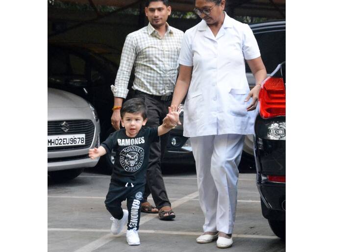 इस दौरान तैमूर बहन से मिलने के लिए थोड़ा तेज़ चलते हुए दिखे. तस्वीर: फोटोकॉर्प