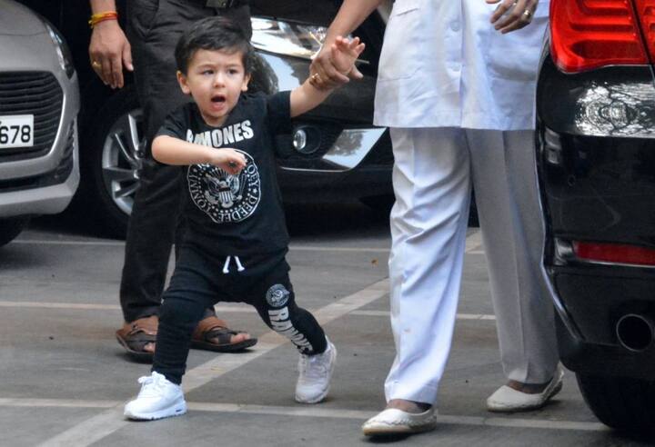 तैमूर का हर एक्शन और मोड काफी लाजवाब होता है जिसकी झलक पाने के लिए उनके फैंस काफी बेसब्री से इंतजार करते हैं. तस्वीर: फोटोकॉर्प