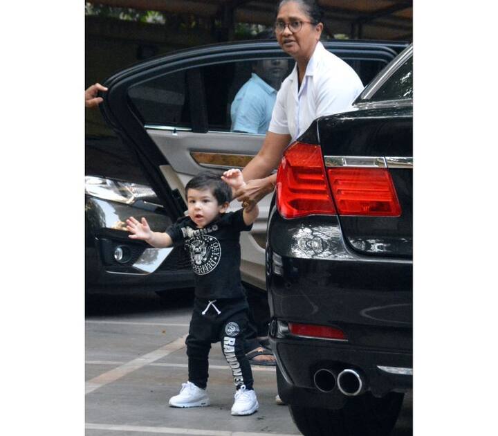 वहीं, जाते-जाते तैमूर नैनी से अपना हाथ छुड़ाते हुए नज़र आएं. तस्वीर: फोटोकॉर्प