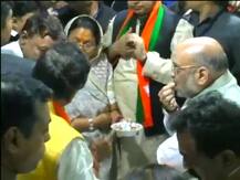MP Election 2018: अमित शाह ने इंदौर में सड़क किनारे खाए भुट्टे का कीस, रबड़ी और फालूदा