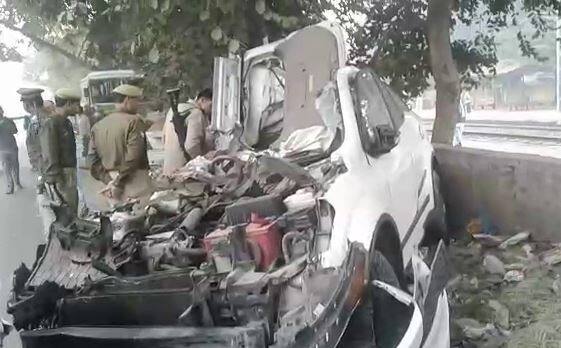 कानपुर: हाईवे किनारे खड़ी बस में जा घुसी तेज रफ्तार एक्सयूवी कार, 4 की दर्दनाक मौत horrific accident on Lucknow-Agra express way near Kanpur कानपुर: हाईवे किनारे खड़ी बस में जा घुसी तेज रफ्तार एक्सयूवी कार, 4 की दर्दनाक मौत
