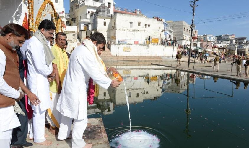 चुनावी तीर्थ पर राहुल गांधी, पहले अजमेर दरगाह पर चढ़ाई चादर फिर ब्रह्मा मंदिर में की पूजा