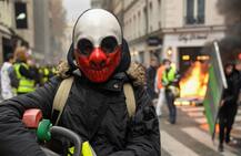 फ्रांस: तेल की बढ़ी कीमतों के ख़िलाफ़ सड़क पर एक लाख लोग, हिंसक हुआ प्रदर्शन