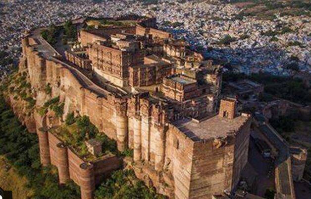 आप इस तस्वीर में एरियल व्यू के जरिए देख सकते हैं कि ये कितना बड़ा होटल है. असल में ये होटल ताज होटल्स का ही एक अंग है और इसी के साथ मिलकर ये होटल चलाया जा रहा है. आज के समय में ये दुनिया के सबसे बड़ी निजी महलों में से एक है. (photo- @umaidbhawanpalace)
