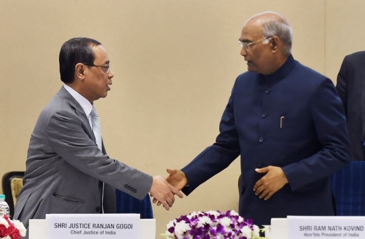 Constitution Day: President Ramnath Kovind to Supreme Court Chief Justice Ranjan Gogoi संविधान दिवस: राष्ट्रपति कोविंद ने CJI से कहा- लोगों को न्याय मिलना जरूरी, स्थगित नहीं हो सुनवाई