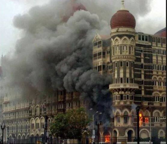 26 नवंबर, 2008 को मुंबई में आतंकी हमला हुआ था. इस हमले में 166 लोग मारे गये थे और सैकड़ों घायल हुए थे. आज इस घटना के 10 साल पूरे हो गए हैं. देखिए इस घटना से जुड़ी 10 खौफनाक तस्वीरें.