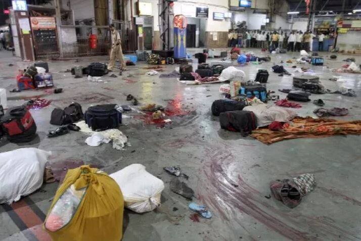 मुंबई हमले की 10वीं बरसी पर अमेरिका की तरफ से बड़ा बयान आया है. अमेरिकी विदेश मंत्री माइक पोम्पियो ने कहा, ''हमले के दोषियों का अब तक न पकड़ा जाना अपनों को खोने वालों का अपमान है. सभी देशों और खासकर पाकिस्तान की जिम्मेदारी है कि संयुक्त राष्ट्र सुरक्षा परिषद प्रस्ताव के तहत वो इस हमले के दोषियों को सजा दिलवाए.''