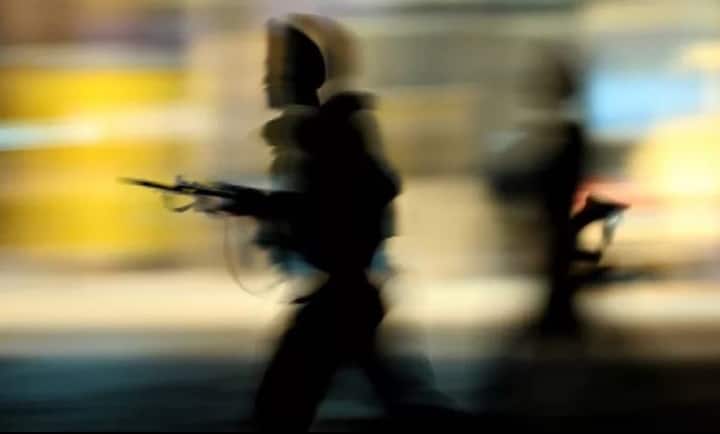 मुंबई में साल 2008 में 26/11 को हुए हमले में लश्कर-ए-तयैबा के आतंकवादियों से लोहा लेते हुए संदीप शहीद हो गए थे. संदीप के पिता उन्नीकृष्णन ने अपने बेटे को याद करते हुए कहा कि संदीप का रवैया हमेशा जीतने वाला रहा, बिल्कुल सचिन तेंदूलकर की तरह क्योंकि उसे तेंदूलकर पंसद था.