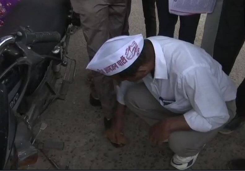 अज़ब-गज़ब प्रचार: वोटरों को लुभाने के लिए कहीं कोई कर रहा जूता पॉलिश, तो कहीं ट्रैक्टर की सवारी Assembly Election 2018: for Assembly Election campaigning Candidates doing Shoe polish and running a tractor. अज़ब-गज़ब प्रचार: वोटरों को लुभाने के लिए कहीं कोई कर रहा जूता पॉलिश, तो कहीं ट्रैक्टर की सवारी