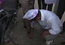 अज़ब-गज़ब प्रचार: वोटरों को लुभाने के लिए कहीं कोई कर रहा जूता पॉलिश, तो कहीं ट्रैक्टर की सवारी