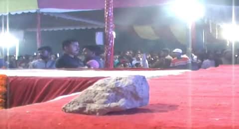 यूपी: बाराबंकी महोत्सव में बवाल: पत्थरबाजी, तोड़फोड़ के बाद पुलिस ने किया लाठीचार्ज यूपी: बाराबंकी महोत्सव में बवाल: पत्थरबाजी, तोड़फोड़ के बाद पुलिस ने किया लाठीचार्ज