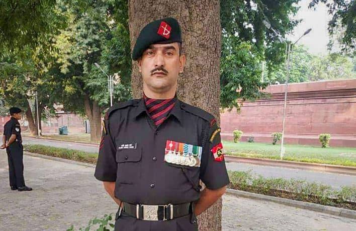 आतंकवाद छोड़ भारतीय सेना में शामिल हुए थे अहमद वानी, अब आतंकियों से लोहा लेते हुए शहीद