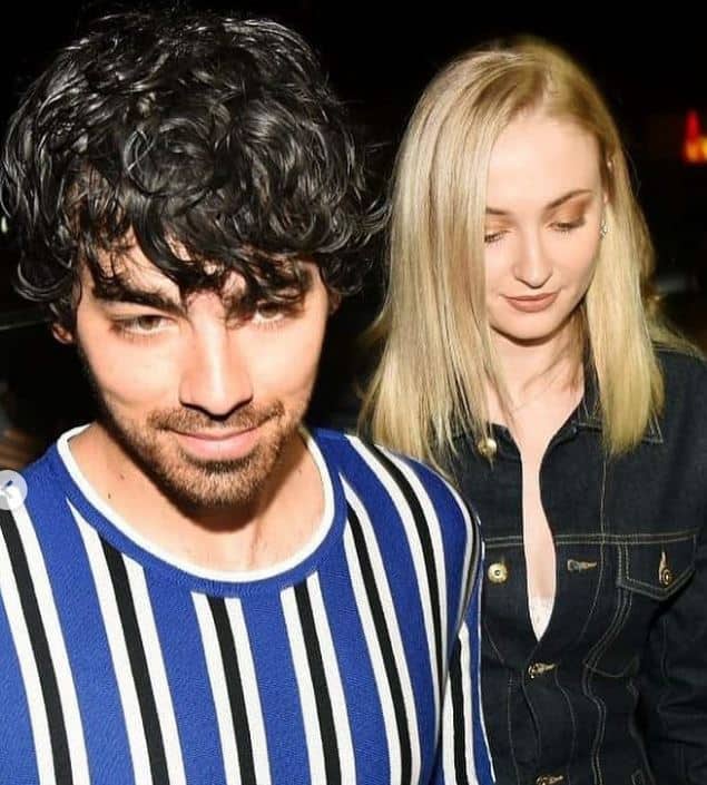 सोफी टर्नर एक हॉलीवुड एक्ट्रेस हैं. फेमस सीरीज 'गेम्स ऑफ थ्रोन्स' में सोफी ने सांस स्टार्क का रोल निभाया था.