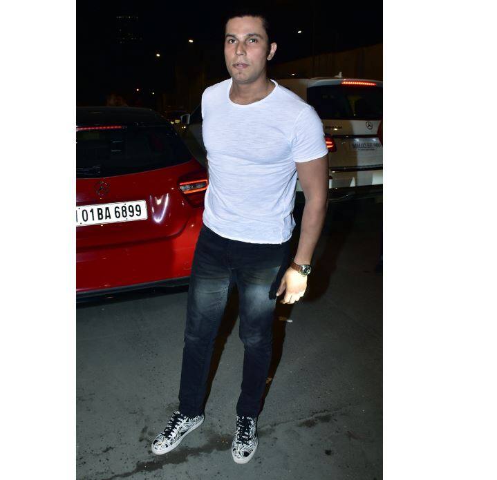 एक्टर रणदीप हुड्डा इस मौके पर व्हाइट टी-शर्ट और ब्लैक जिंस में दिखें. तस्वीर: फोटोकॉर्प    