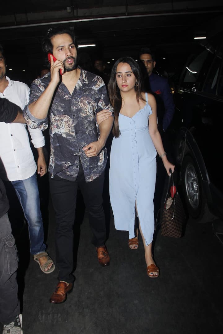 कल मुंबई एयरपोर्ट पर वरुण धवन को गर्लफ्रेंड नताशा के साथ स्पॉट किया गया.