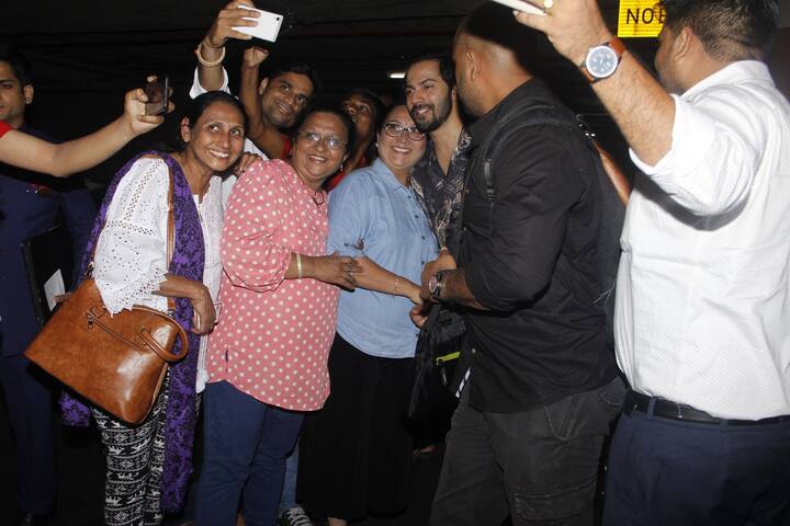 मुंबई एयरपोर्ट पर इस दौरान वरुण अपने फैंस के साथ पोज देते भी नज़र आए.