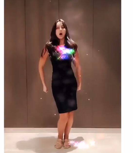 नोरा अपने डांस से पहले भी फैंस के बीच अपनी मौजूदगी दर्ज कराती रही हैं. तस्वीर: इंस्टाग्राम