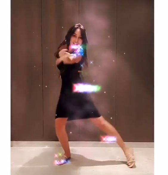 इस मौके पर उन्हें स्टेप बाय स्टेप डांस के साथ एक स्पेशल इफेक्ट्स को भी पेश किया. तस्वीर: इंस्टाग्राम